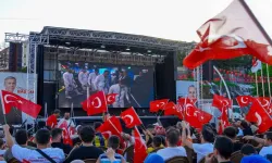 Keçiörenliler Türkiye A Milli Futbol Takımının maçını dev ekranda izledi