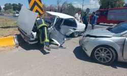 Van’da feci kaza! Otomobiller kafa kafaya çarpışt: 14 yaralı