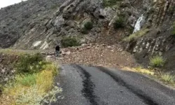 Erzurum’un İspir ilçesinde sel nedeniyle yol çöktü