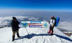 Dağcılar Van gölü zirvesinde pankart açtı