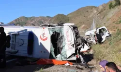 Feci kaza! Ambulans ile kafa kafaya çarpıştı: 4 ölü, 1 yaralı