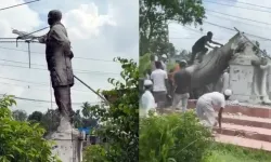  Bangladeş’te halk diktatörlerin heykellerini yıkıyor!