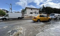  İzmir’i sağanak vurdu: Yol çöktü, 1 araç yolun içine düştü 