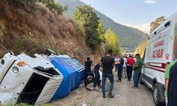 Antalya’da kamyon devrildi:  Çok sayıda yaralı var!