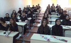 Erkek öğrencilerden kız öğrencilere anlamlı jest: Herkesin masasına gül bıraktılar