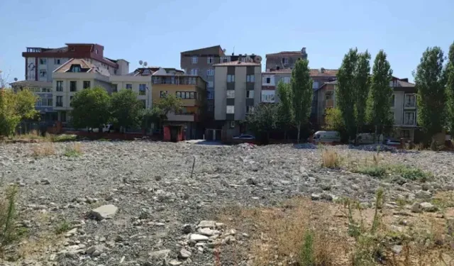 İstanbul'da öğrenci ve velilerin isyanı! Yıkılan okulun yeniden yapılmasını istedi