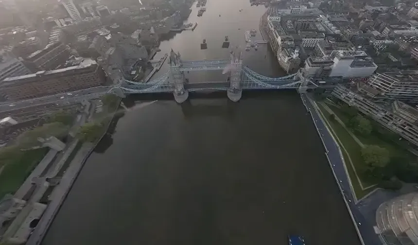 Avusturyalı wingsuitçiler Tower Bridge üzerinden uçtu