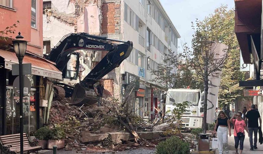 Eskişehir’de Yıkım Çalışmasında Önlem Alınmadı, Sokak Kirliliği ve Rahatsızlık Oluştu